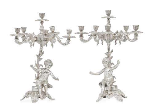 Pareja de candelabros de metal plateado de seis luces, con 