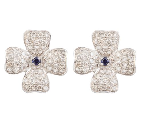 Pendientes flor con cuatro pétalos cuajados de brillantes y