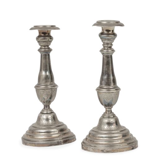 Pareja de candeleros de plata. Con marcas.Barcelona, F. F
