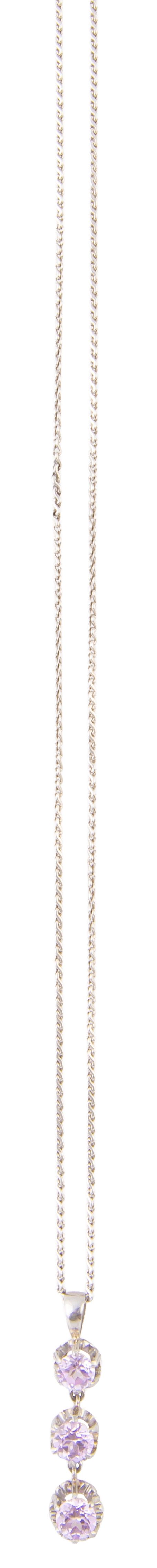Pendentif con tres rosas de Francia en talla redonda articu