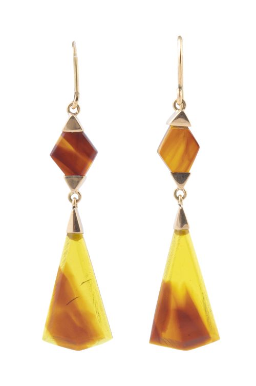 Pendientes largos en oro y carey con diseño de piezas geomé