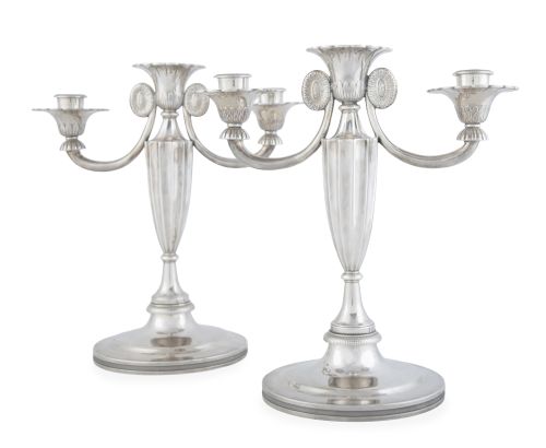Pareja de candelabros de "paraguas" de plata de dos brazos 