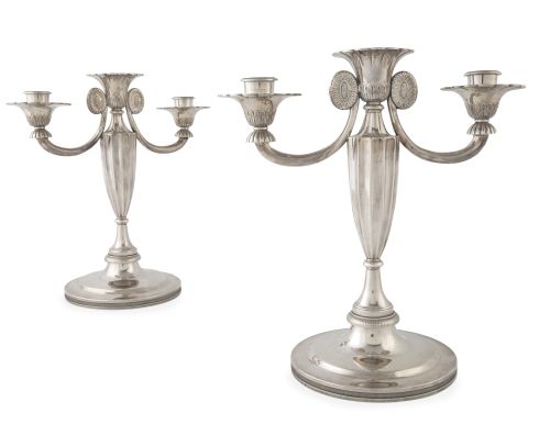 Pareja de candelabros de "paraguas" de plata de dos brazos 
