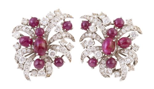 Pendientes flor de brillantes y rubíes, con cabuchones de r