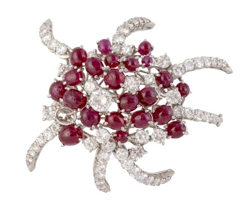 Broche flor de brillantes y rubíes, con cabuchones de rubíe