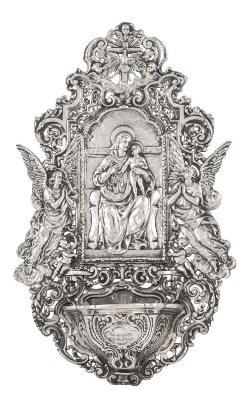 Benditera de plata repujada con la Virgen con el Niño y fec