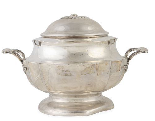 Sopera con tapa de plata. Marcada.Muñoz, S. XX.