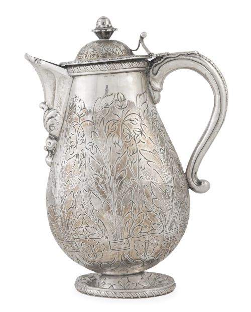 Jarra con tapa de plata con decoración grabada de flores, h