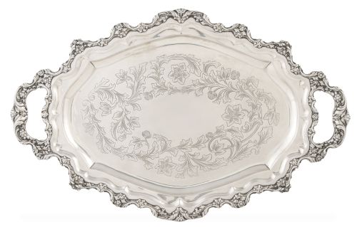Bandeja oval de plata con asas y decoración grabada de flor