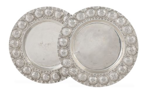 Pareja de bandejitas circulares de plata con flores repujad