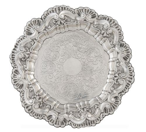 Bandeja circular de plata con perímetro repujado.S. XX.