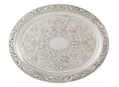Bandeja oval de plata repujada con hojas.España, S. XX.