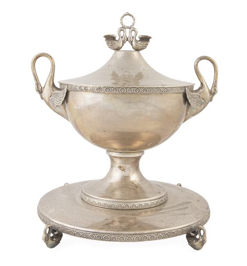 Sopera de estilo imperio de plata con cisnes en la tapa y l