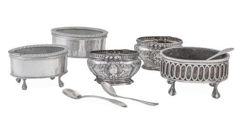 Lote de tres cucharitas y cinco saleritos de plata: dos sob