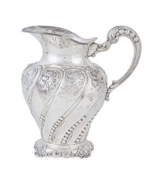 Jarra de plata con decoración de hojas. Con marcas.España