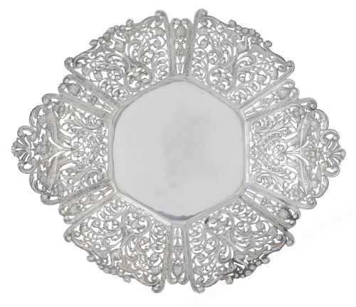 Panera de plata con decoración calada de pájaros, flores y 