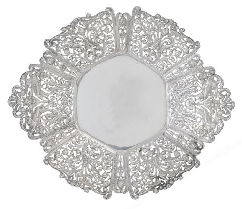 Panera de plata con decoración calada de pájaros, flores y 