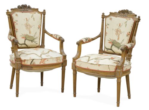 Pareja de sillas de brazos de estilo Luis XVI de madera tal