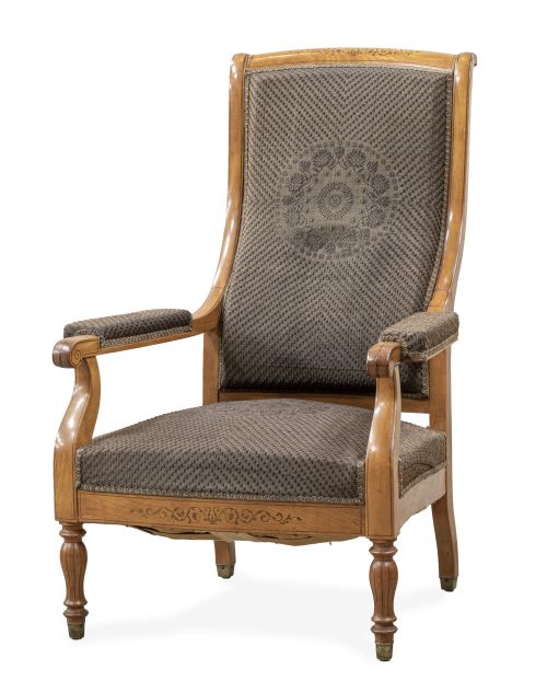 Butaca voltaire Carlos X de madera de arce con marquetería.