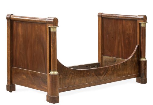 Cama imperio de madera de nogal, con bronces dorados.Fran