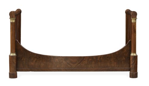 Cama imperio de madera de nogal, con bronces dorados.Fran