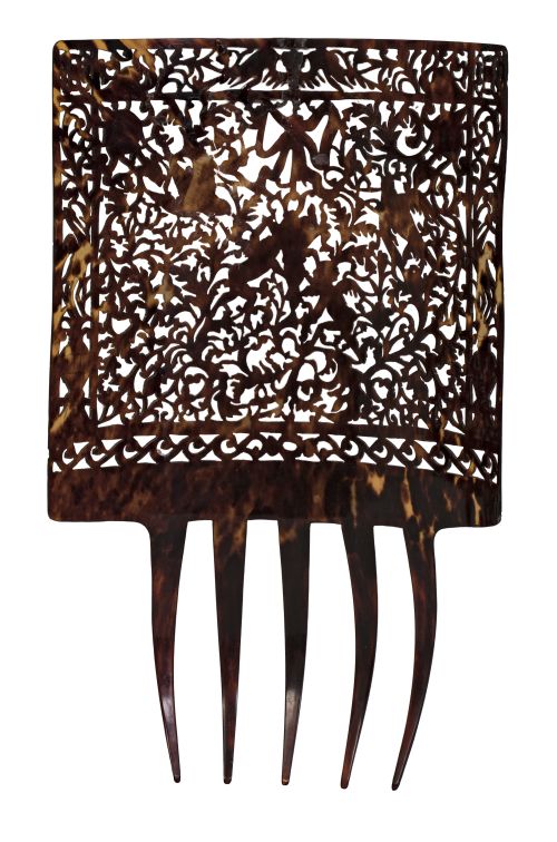 Peineta de símil carey con decoración calada con puttis, av