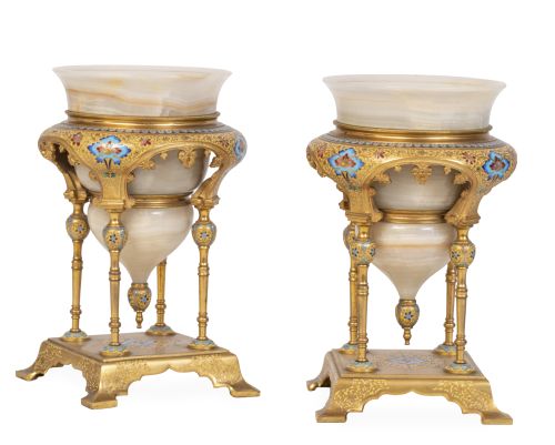 Pareja de vasos de alabastro montadas en bronce dorado con 