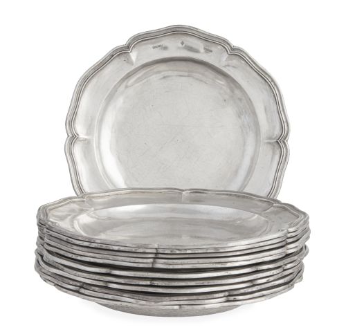Juego de doce platos ingletados de plata. Con marcas.B. P