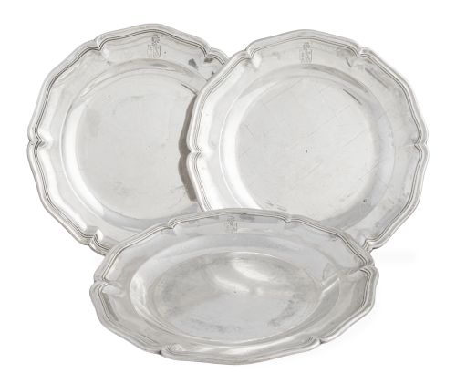 Lote de tres platos de plata ingletados y blasonados. Con m