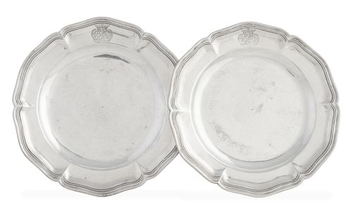 Pareja de platos ingletados de plata con escudos grabados b