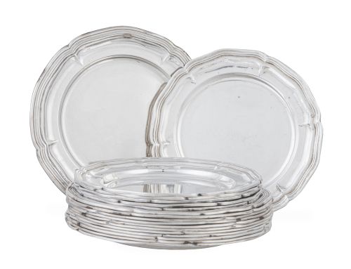 Lote de dieciocho platos ingletados de plata para pan: doce