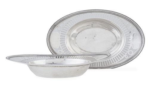Pareja de centros con decoración calada de plata sterling.
