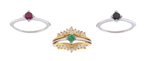 Conjunto de tres sortijas con esmeralda, rubí y esmeralda, 