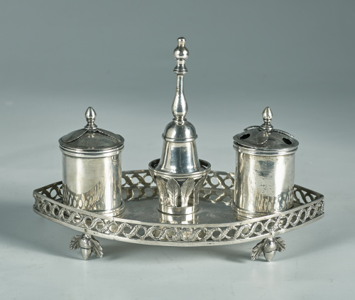 Escribanía fernandina de plata en su color punzonada, Vicen