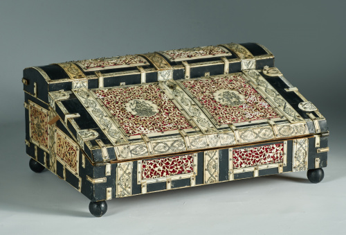 Escritorio de viaje de marfil y ébano con decoración pirogr