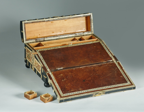 Escritorio de viaje de marfil y ébano con decoración pirogr