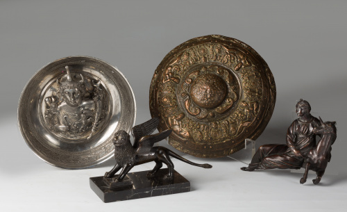 Escudo en cobre repujado.Quizás trabajo centroeuropeo, S. 