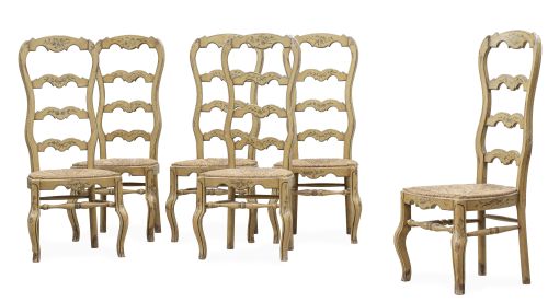 Juego de seis sillas de madera lacada, decorada con hojas y