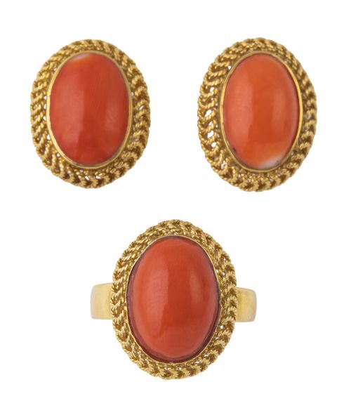 Conjunto de pendientes y sortija con cabuchones de coral, e