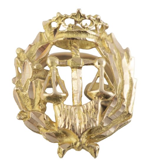 Pin con decoración calada de escudo de la justicia