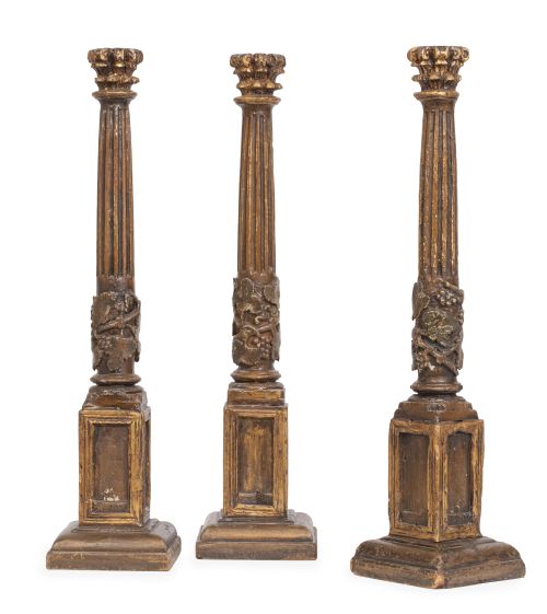 Lote de tres columnas de madera tallada y dorada. España,