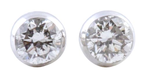 Pendientes dormilonas con brillante en chatón