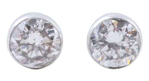 Pendientes dormilonas con brillantes en chatón