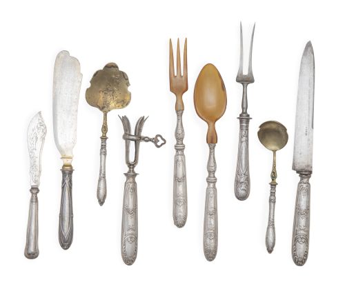 Lote de nueve cubiertos de servir de plata, de diferentes d