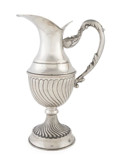Jarro de plata con asa vegetalizada y decoración gallonada.