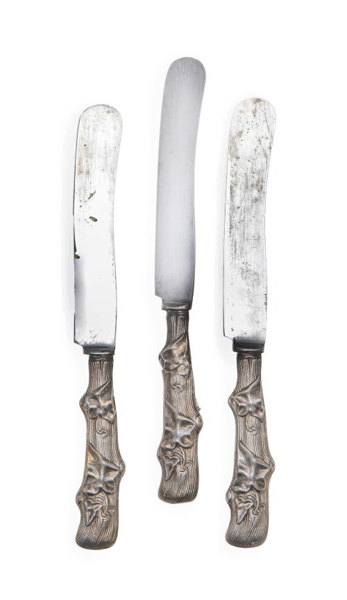 Juego de seis cuchillos de merienda de plata con decoración