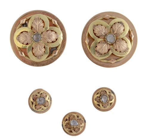 Botonadura de pp. S. XX en oro bicolor con diseño de flor c