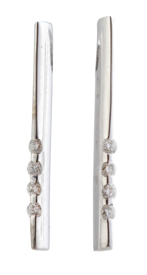 Pendientes en diseño de barra plana, con cuatro brillantes 