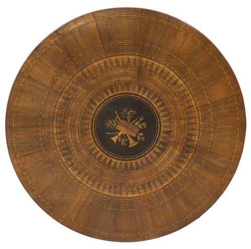 Velador de madera con marquetería geométrica y de triunfos.