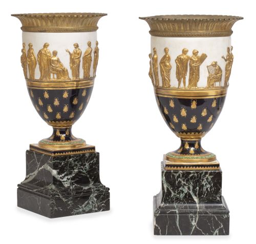 Pareja de copas imperio de porcelana, esmaltadas en azul re